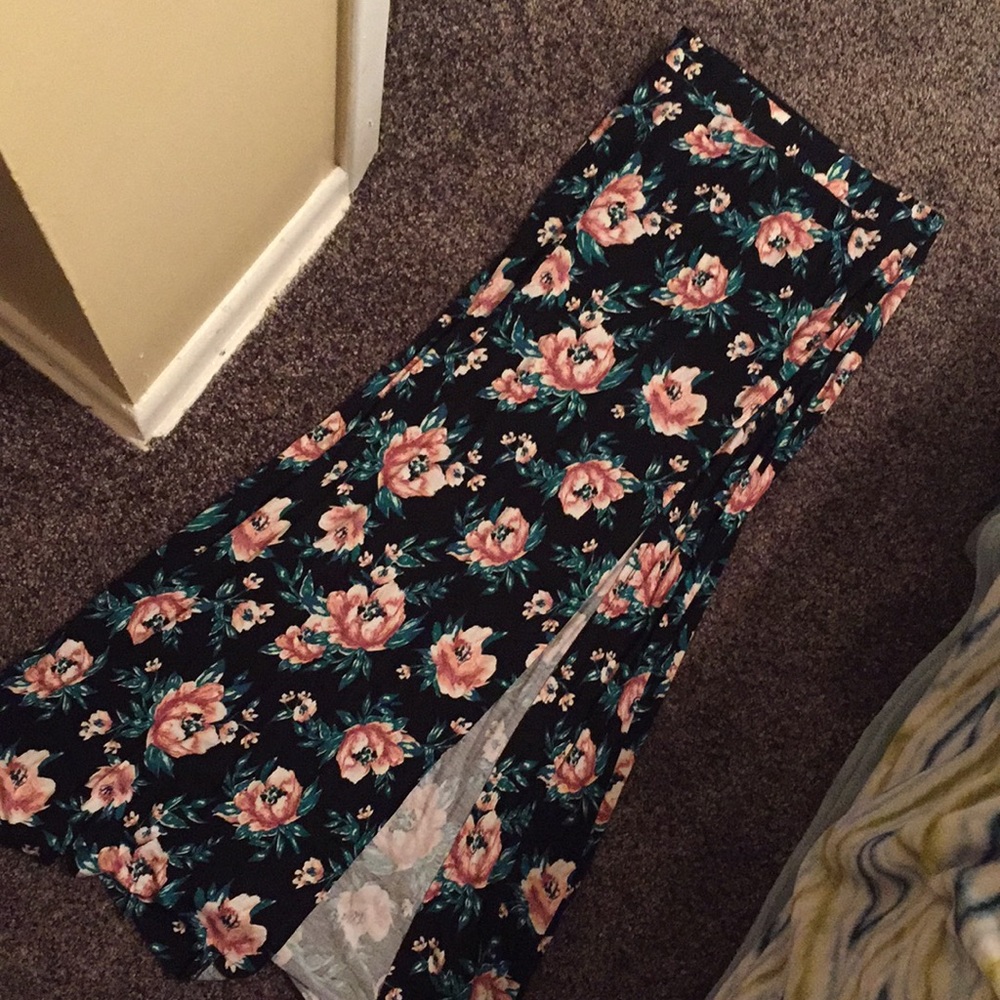 A long maxi flowered print skirt (size M)